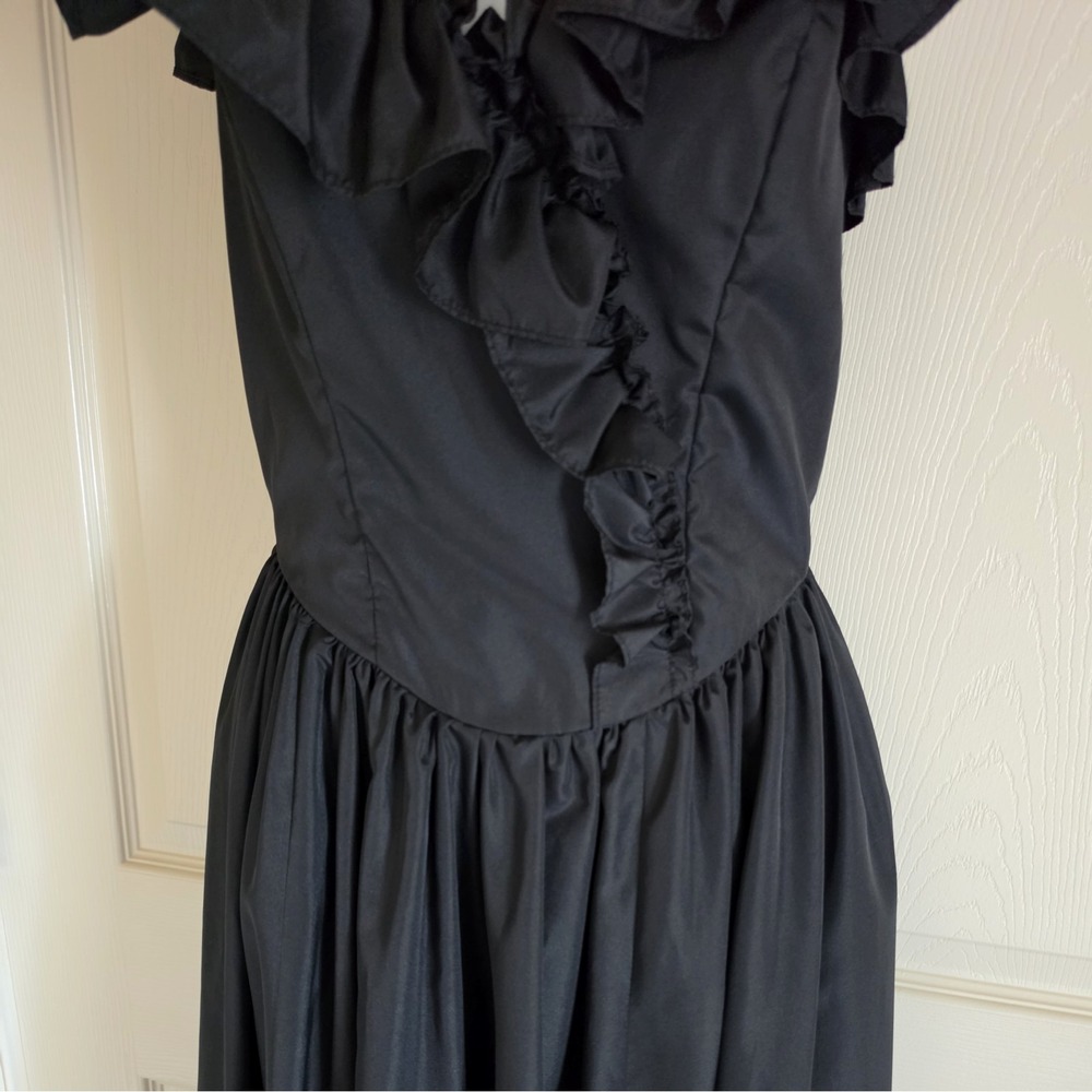 Vintage Black Ruffle Party Dress Made in USA – Size 7/8 – Classic 80s Silhouette - Picture 7 of 16